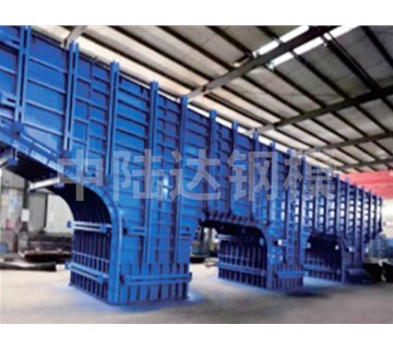 花瓶墩施工中如何控制混凝土浇筑的流动性和振捣质量？